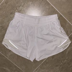 Lululemon Hotty Hot Low- Rise Lined Short 4”|Size 6|White| Good condition